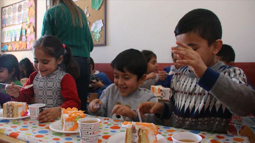 Koy Koy Gezip Cocuklara Dogum Gunu Kutlamasi Yapiyor