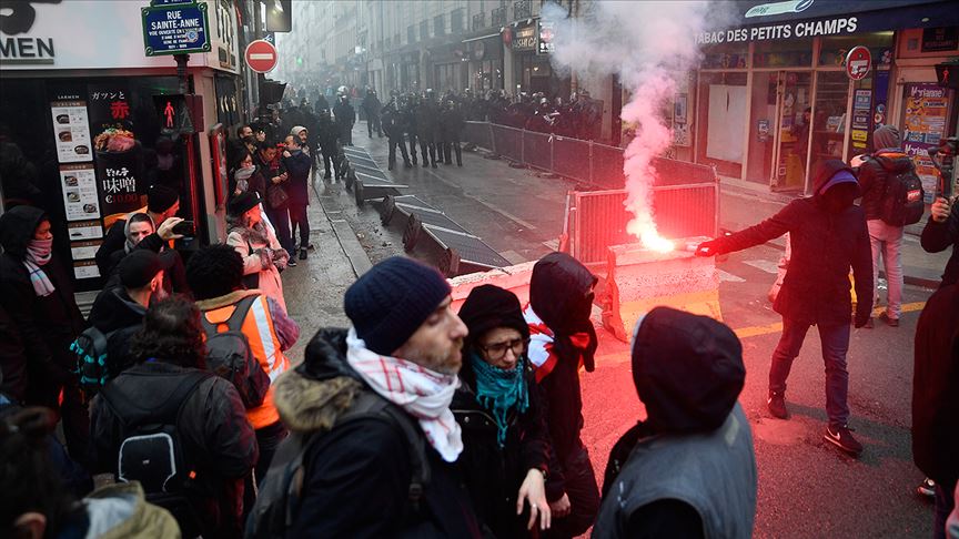 Paris'te emeklilik reformuna karşı eylem yapıldı