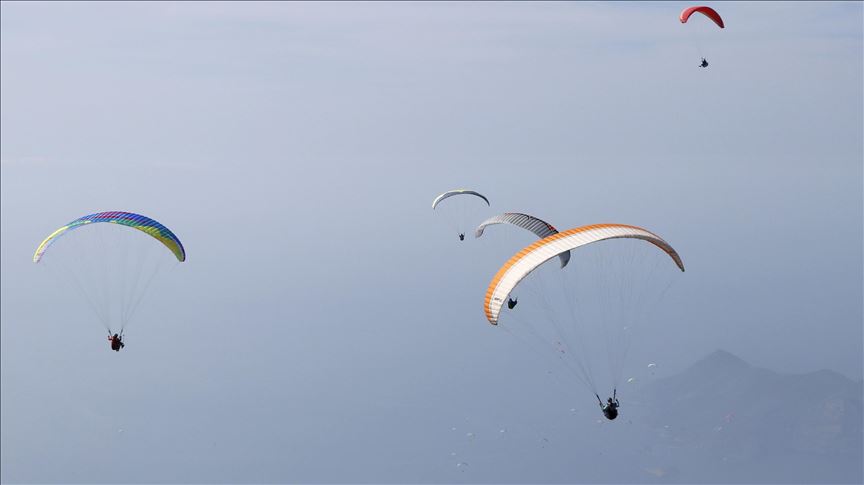 Más de 150.000 turistas practicaron parapente en la montaña de Babadag durante el 2019