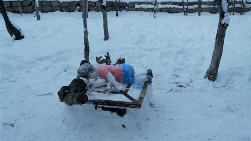 تركي يصنع مجسما للطفل السوري "أيلان"