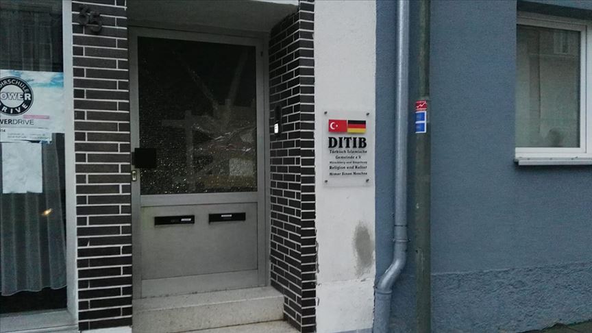 Almanya'da saldırı düzenlenen caminin kapısı kırıldı