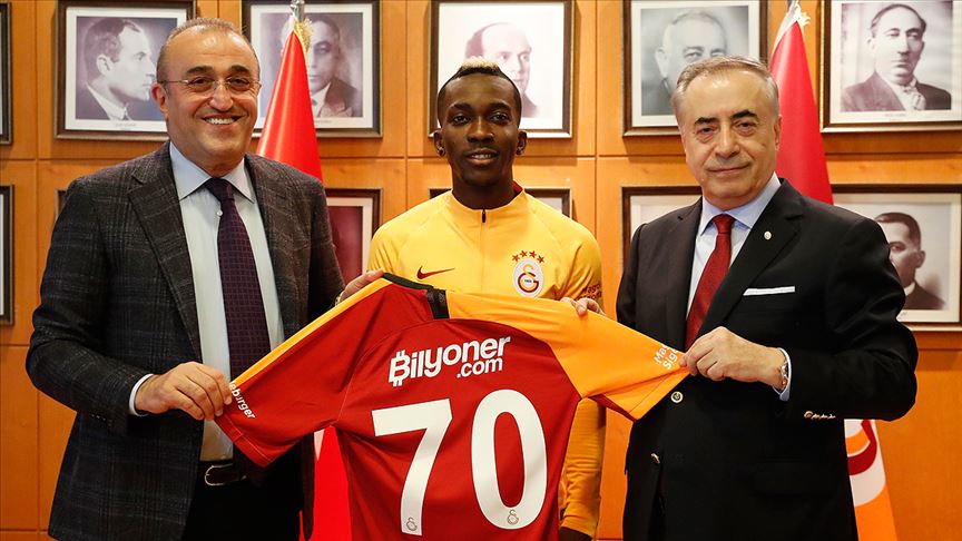 Galatasaray'da Onyekuru imzayı attı