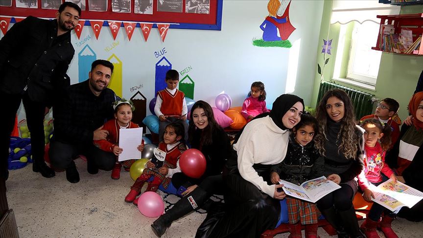 Üniversiteli gençler kırsaldaki çocuklara kitap ve hayvan sevgisi aşılıyor