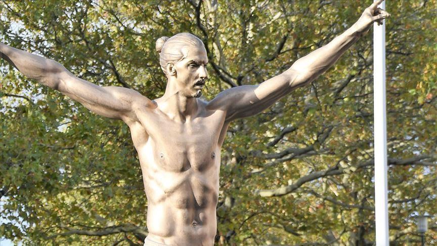 Sweden: Vandals topple Ibrahimovic statue
