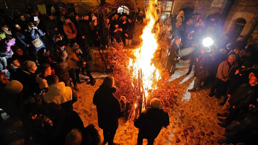 Christmas eve in spanish (happy christmas in spanish) Badnje veče u Sarajevu: Ispred Stare pravoslavne crkve zapaljen badnjak