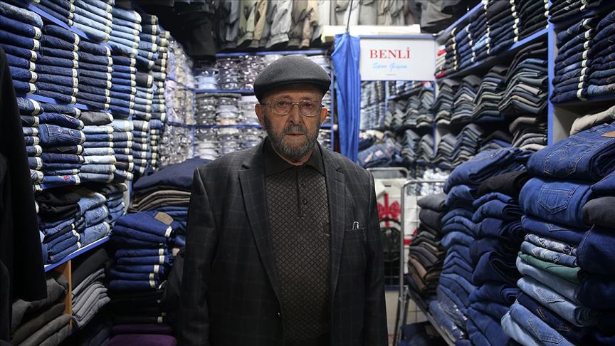 Tarihi çarşının 75 yıllık emektarı Himmet dede