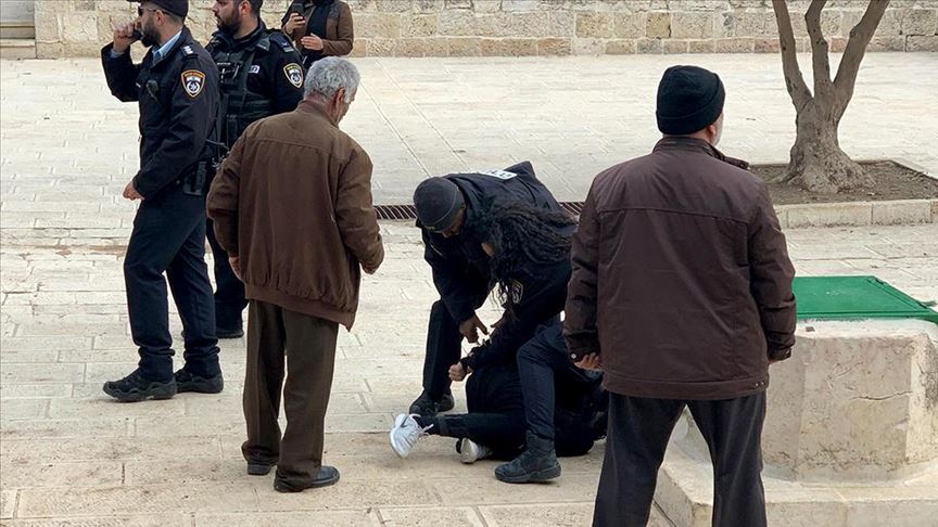 İsrail polisi, Mescid-i Aksa'da 5 Filistinliyi gözaltına aldı
