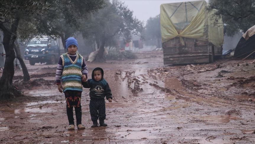 Refugiados sirios hablan de las difíciles condiciones climáticas en el campo de Idlib
