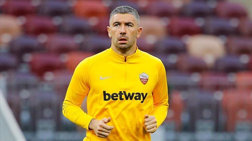 Serbian defender Kolarov pledges future to Roma