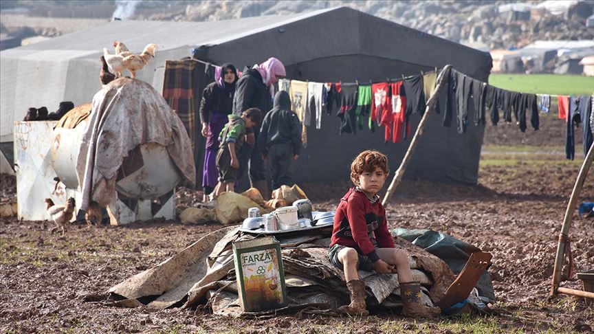 أمهات إدلب بالمخيمات.. صقيع "يجمد" العطاء (تقرير)