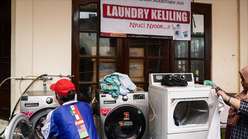 Laundry keliling gratis ringankan pekerjaan bersih-bersih korban banjir Jakarta