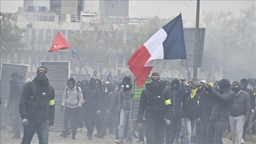 Strike by thousands set to paralyze France