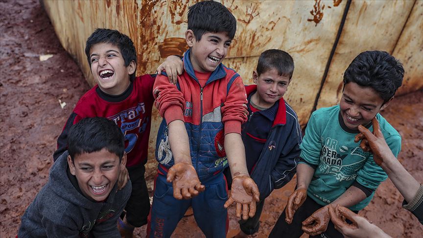 İdlib'in çamura batmış hüzünlü kamplarını çocuklar neşelendiriyor 