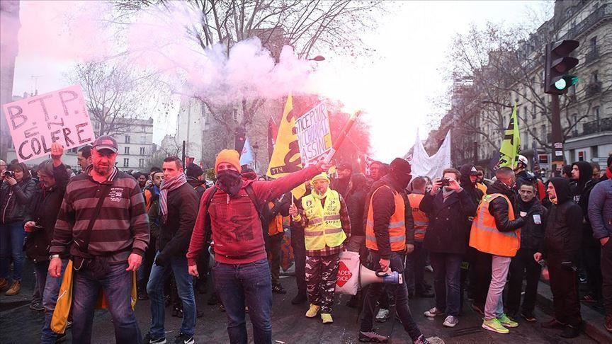 France/manifestation contre la réforme des retraites: violences et gaz lacrymogène à Paris 