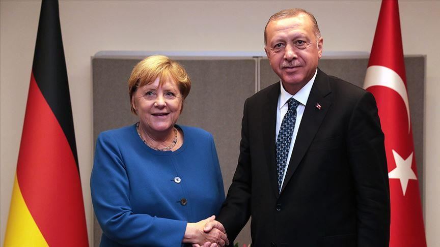 أردوغان وميركل يبحثان قضايا إقليمية ودولية