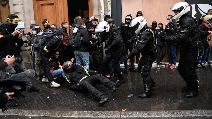 Fransa'da 'emeklilik reformu'na karşı eylemde 24 kişi gözaltına alındı
