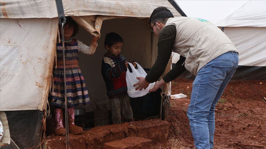 İHH'den Türkiye sınırına göç eden Suriyelilere sıcak yemek dağıtımı
