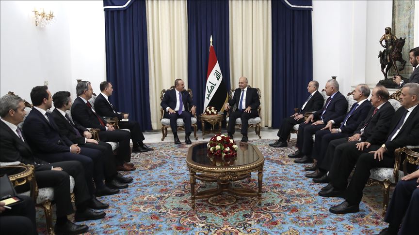 صالح يؤكد لتشاووش أوغلو أهمية التنسيق لإبعاد الحرب عن العراق