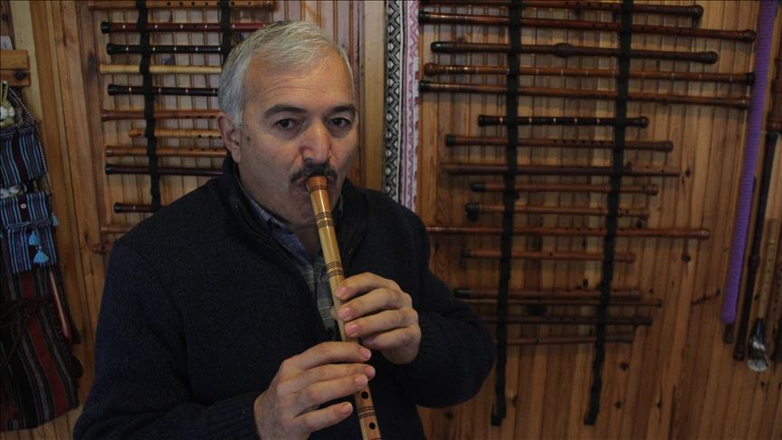 Artesano turco mantiene vivo el oficio de fabricante de flautas de caña