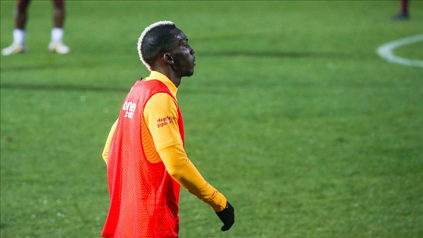Galatasaraylı futbolcu Onyekuru sıtmaya yakalandı 
