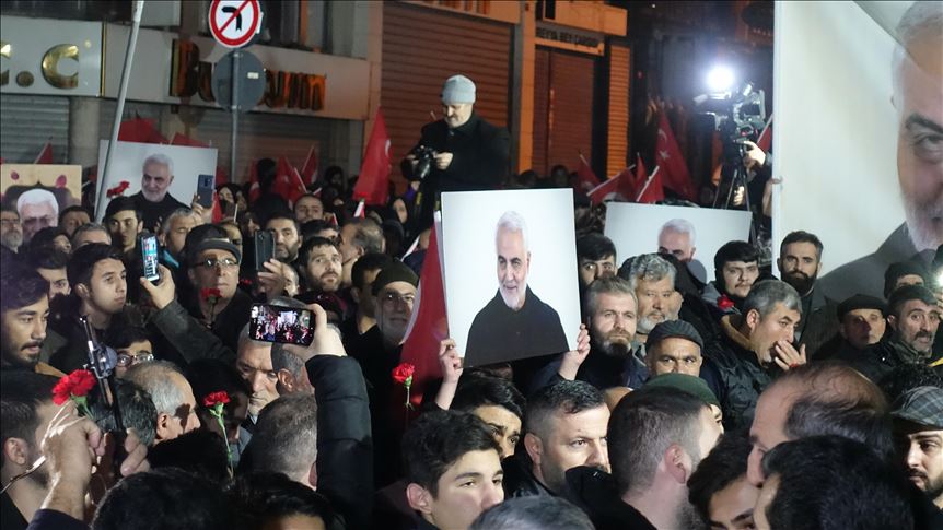 تجمع گروهی به مناسبت روز سوم خاکسپاری قاسم سلیمانی در استانبول