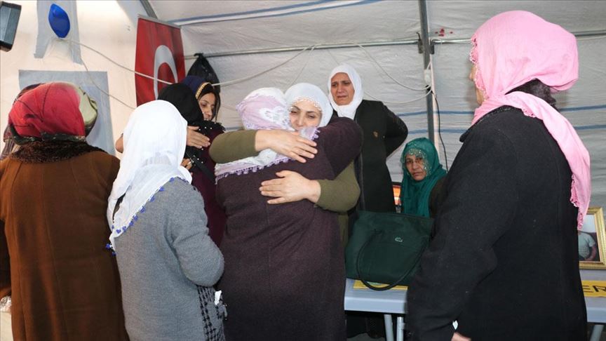 Torununa kavuşmanın sevincini oturma eylemi yapan annelerle paylaştı