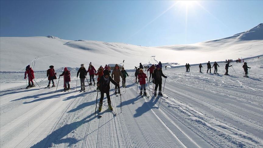 'Kar kenti'nin çocukları 2 bin 800 rakımda kayak öğreniyor