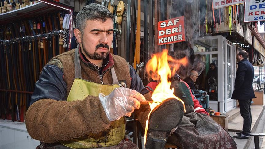 'Ayakkabı profesörü'nün çeyrek asırlık meslek aşkı: Tekrar dünyaya gelsem yine ayakkabı tamircisi olmayı isterim