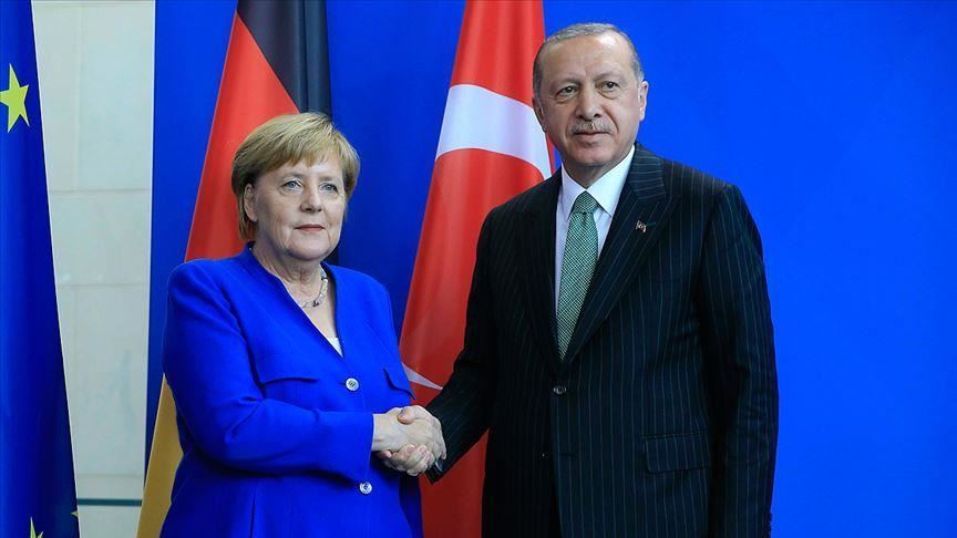 أردوغان وميركل يبحثان مستجدات ليبيا وقضايا إقليمية