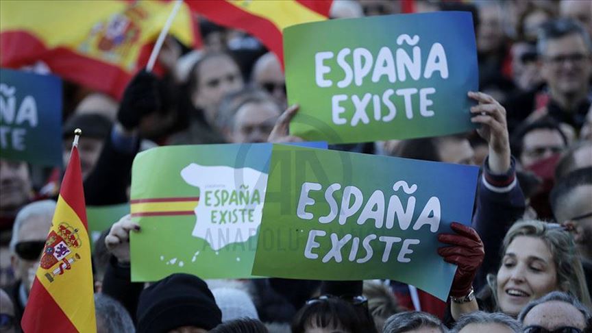 الرجال والنساء يتقاسمون بالتساوي أول حكومة ائتلافية في إسبانيا