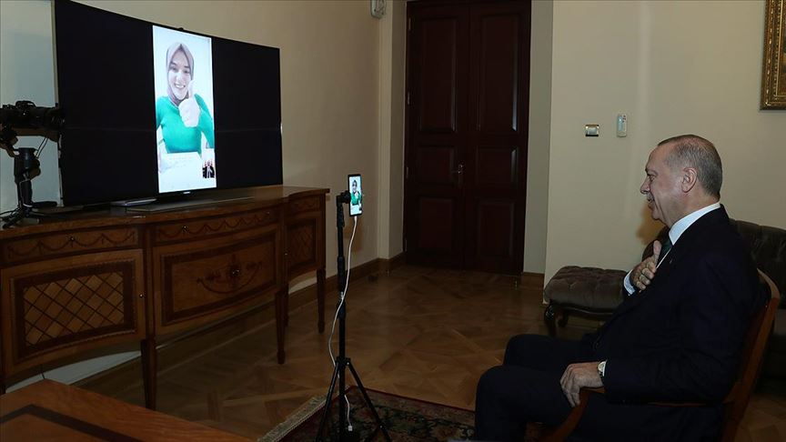 Cumhurbaşkanı Erdoğan bilgi yarışmasına katılan konuşma engelli Gülsüm ile görüştü