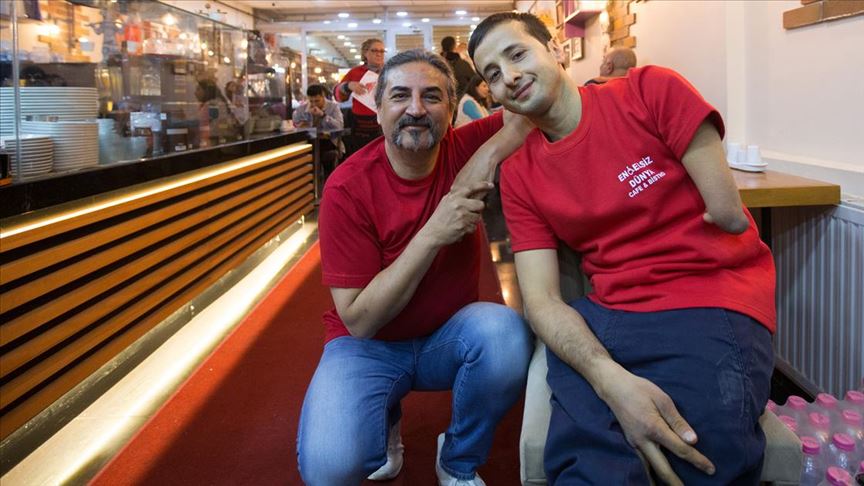 Şarkıcı Çelik, engelli kafe sahibine destek için garsonluk yaptı