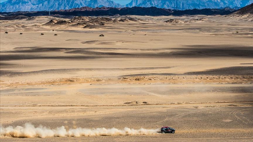 El español Carlos Sainz se mantiene líder del Rally Dakar en la categoría de autos