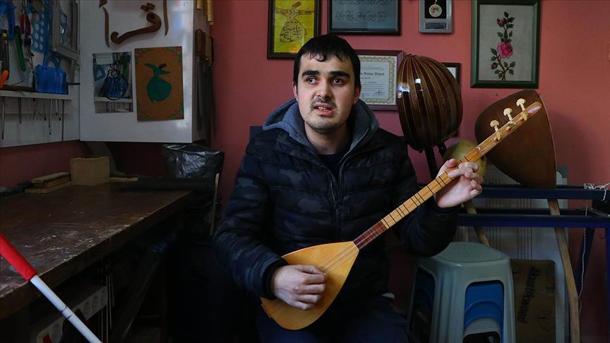 Üniversiteli Sezer karanlık dünyasını saz çalarak aydınlatıyor