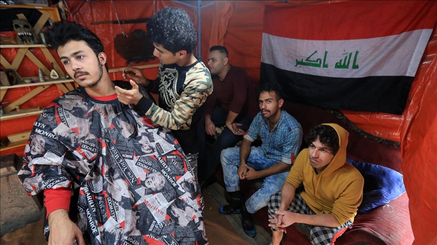 Un joven iraquí combate contra el cáncer mientras apoya las protestas antigubernametales