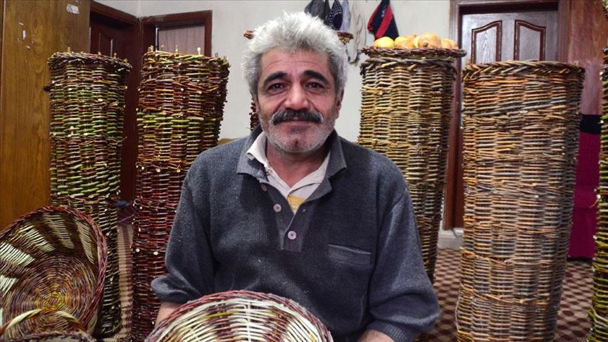 Hizanlı usta 40 yıldır söğüt dallarını sepete dönüştürüyor