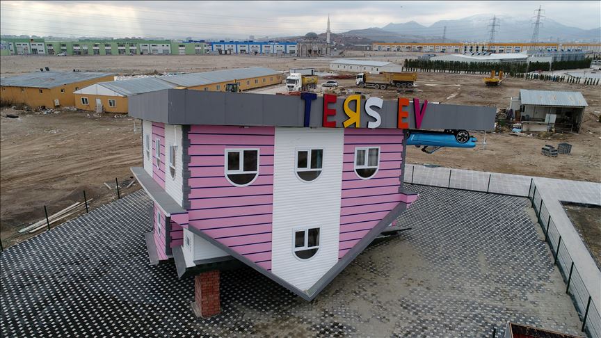 "Casas al revés" llaman la atención en Turquía