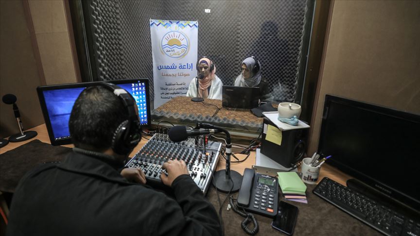 "شمس"... أول إذاعة للمكفوفين تنطلق من غزّة (تقرير)