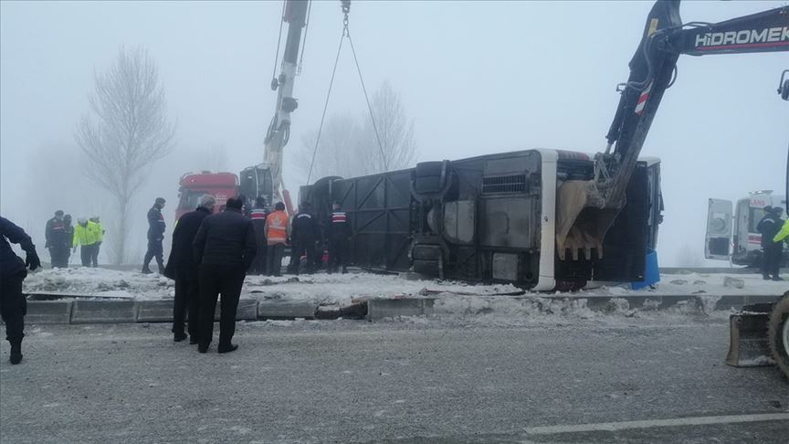 Isparta'da yolcu otobüsü devrildi: 33 yaralı