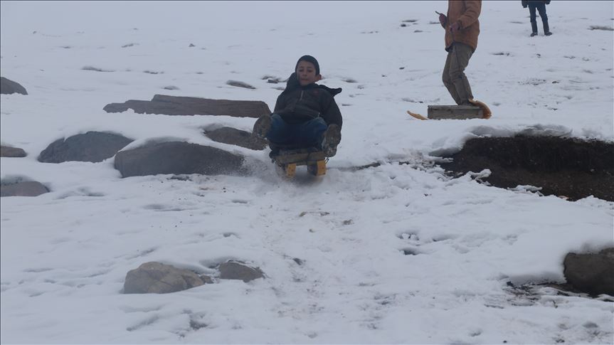 Zivistan ji bo welatiyan bû zihmetî ji bo zarokan jî bû kêfxweşî
