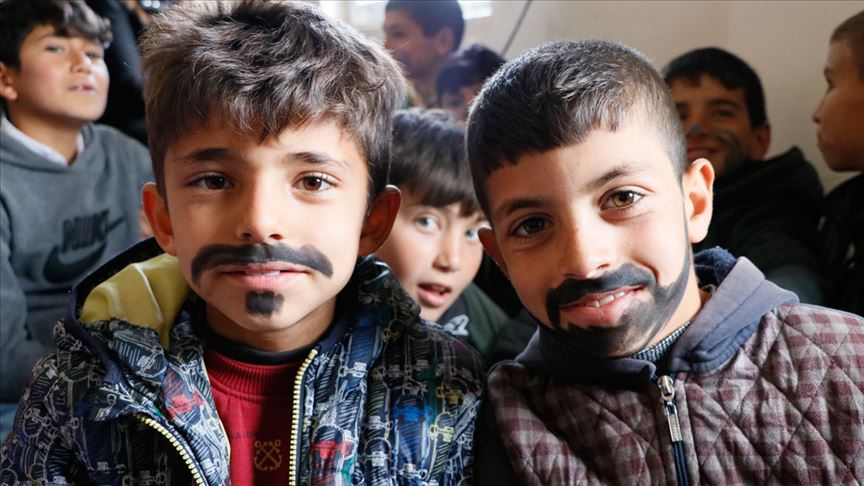 Gönüllüler tiyatrosu perdelerini köy çocukları için açıyor 