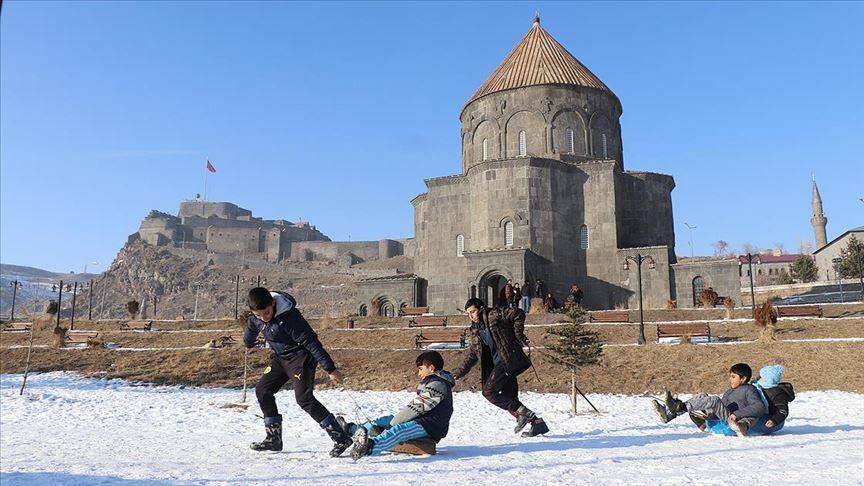 Zarokên Qersê bi bîdonan va xwe dişiqitînin