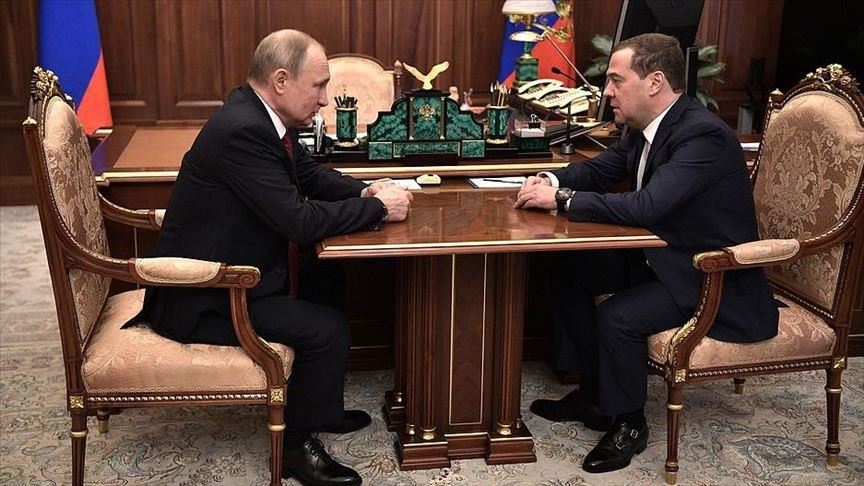ИНФОГРАФИКА - Социально-экономические проблемы в России завершили эру Медведева 