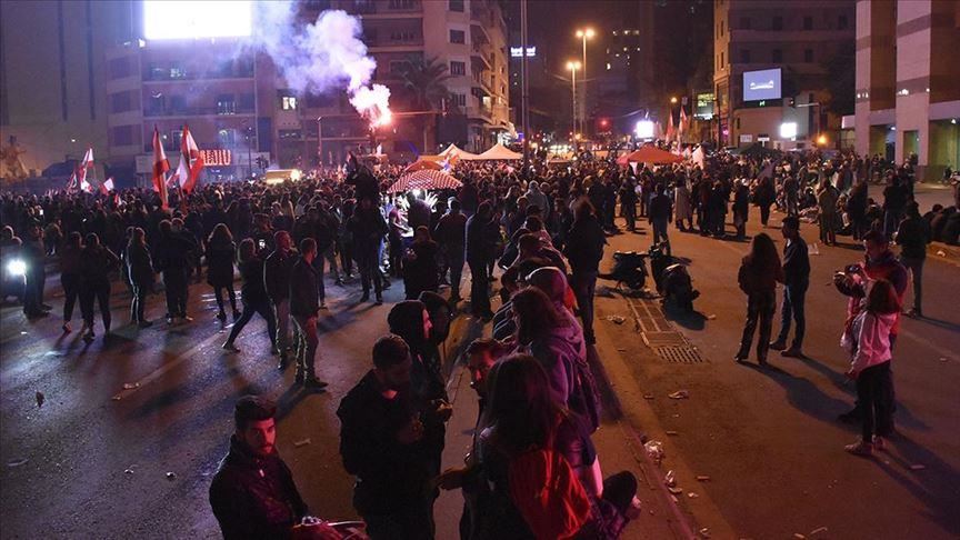بيروت.. توتر بين محتجين وقوى الأمن أمام المصرف المركزي اللبناني