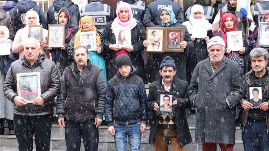 Nobeta Dayikên Diyarbekirê di bin berfê da dewam dike