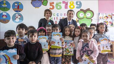 Bakan Selçuk öğrencilerin karne heyecanını paylaştı