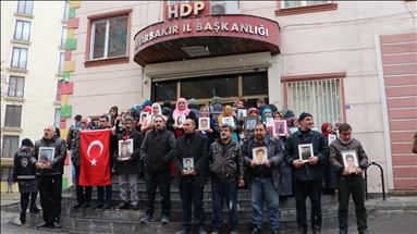 Diyarbakır annelerinin evlat nöbeti kar altında devam ediyor