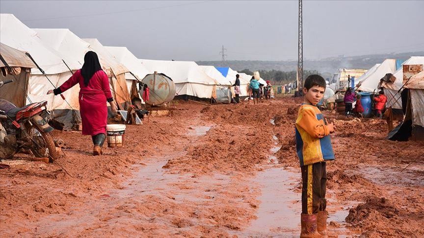 Сиријка живее во камп во Идлиб во кал и на ладно: Загубила 13 членови на семејството