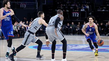 Anadolu Efes liderliğini sürdürüyor