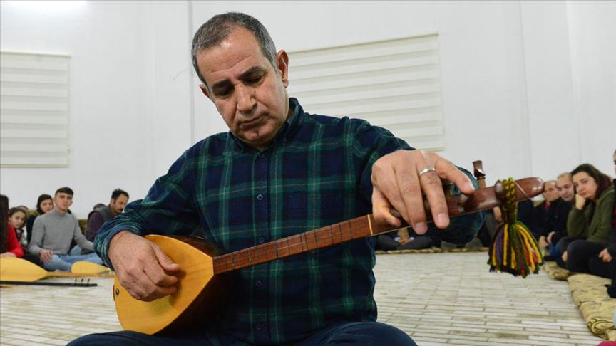 Dertli Divani 'hazinesi'ni gençlerle paylaşıyor